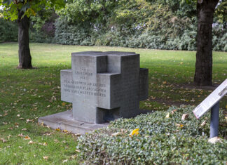 Kranzniederlegung zum Gedenken an die gefallenen Flakhelfer Flakhelferdenkmal auf der Pferderennbahn