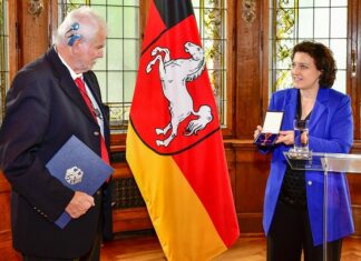 Sozialministerin Carola Reimann übergibt das Verdienstkreuz am Bande an Rolf Erdmann aus Hannover