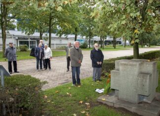 Langenhagener Bürger gedenken gefallener Flakhelfer von 1943
