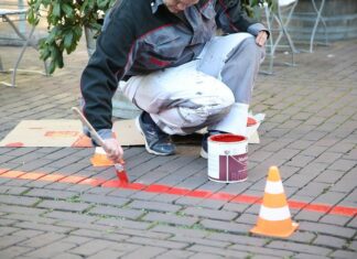 Stadt finanziert die jährliche Ausbesserung des „Roten Fadens“ in Hannover Ausbesserung - Roter Faden in Hannover
