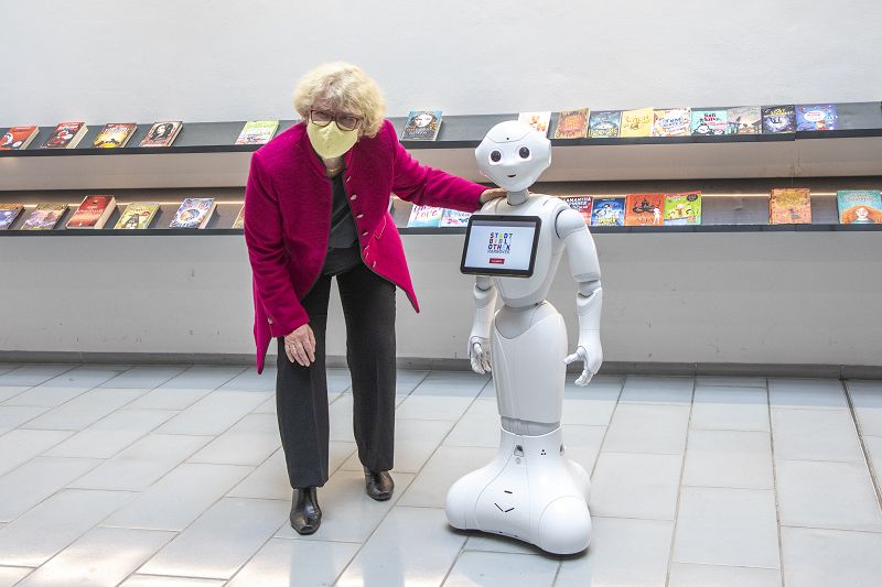 Humanoider Roboter beginnt seine Arbeit als Bibliotheksassistent in der Stadtbibliothek Hannover – Name gesucht!