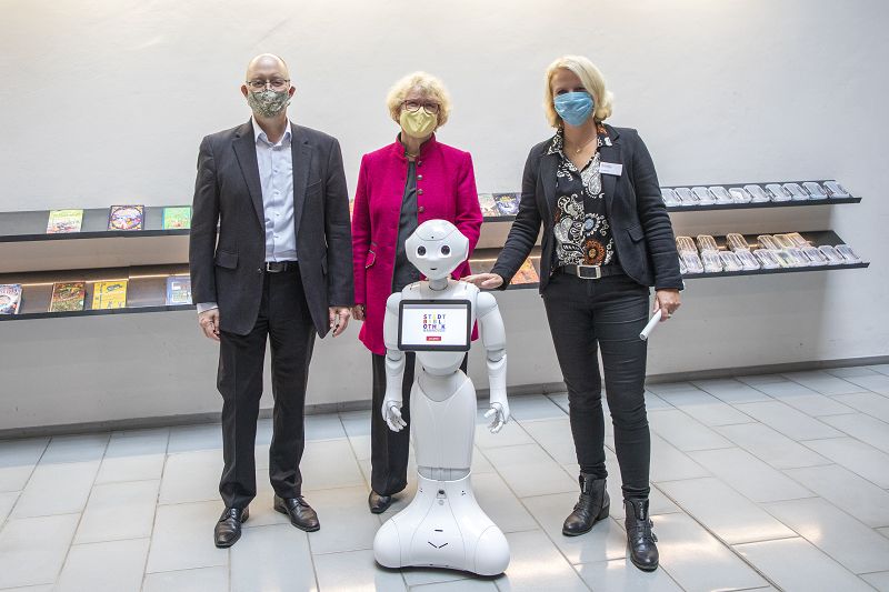 Humanoider Roboter beginnt seine Arbeit als Bibliotheksassistent in der Stadtbibliothek Hannover – Name gesucht!