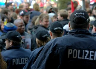 Polizei und Verwaltungsbehörden können das Schwenken von Reichs- und Reichskriegsflaggen in der Öffentlichkeit unterbinden