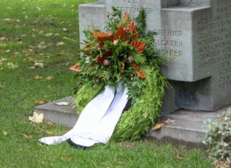 Kranzniederlegungen und Gedenkzeremonien anlässlich des Volkstrauertags am 15. November 2020