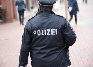 Versammlungen in Hannovers Innenstadt verlaufen ohne größere Zwischenfälle Polizist