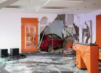 PKW fährt durch Glasfront in SIXT Autovermietung