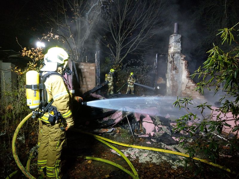 Feuer zerstört Gartenlaube im Stadteil Seelhorst