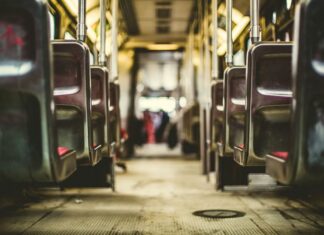 Sprinti-Zwischenbilanz: Nachfrage nach On-Demand-Verkehr steigt Symbolbild Bus - Innenraum