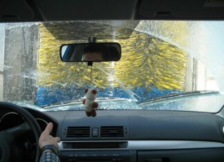 Eine Verletzte und hoher Sachschaden nach Autounfall in Waschstraße in Laatzen