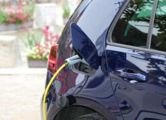 BDEW zur KfW-Förderung Ladestationen Symbolbild Elektromobilität- Ladekabel für E-Auto