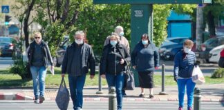 Fußgänger mit Maske