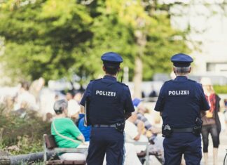 Verstärkte Corona-Kontrollen im Hauptbahnhof Polizisten