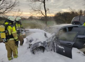Kaltenweider Feuerwehr löscht brennendes Fahrzeug auf der A 352