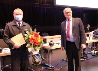 Eberhard Schmidt erhält Feuerwehrehrenzeichen am Bande