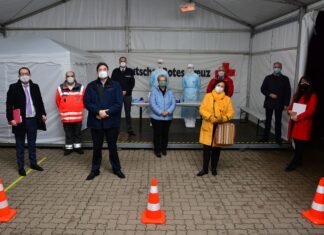 Regionsabgeordnete informieren sich bei Besuch der Teststation des Roten Kreuzes in Empelde