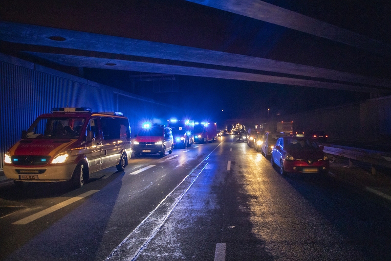 Schwerer LKW-Unfall auf der Flughafenstraße ging für die Fahrer dennoch glimpflich aus