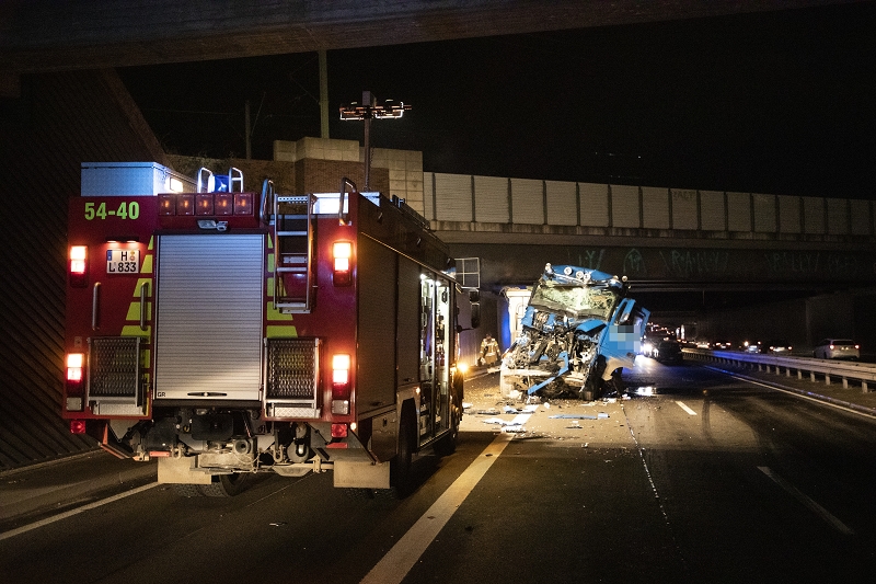Schwerer LKW-Unfall auf der Flughafenstraße ging für die Fahrer dennoch glimpflich aus