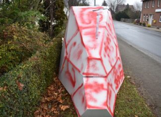 Blitzeranhänger in Machtsum mit Farbe besprüht – Polizei sucht Zeugen