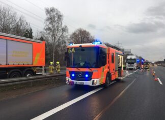 Dieseltank an LKW durch Eisenstange aufgerissen
