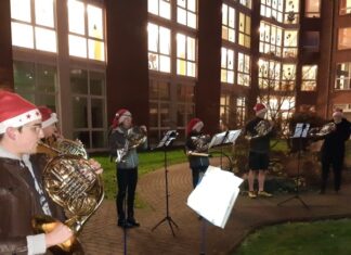 Adventsmusik-Aktion der Musikschule vor der City Park Residenz