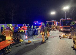 Schwerer Verkehrsunfall fordert zwei Schwerverletzte
