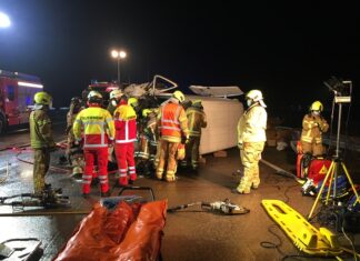 Schwerer Verkehrsunfall mit eingeklemmter Person