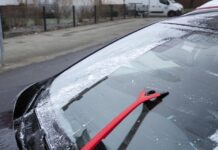 ADAC gibt Tipps zur situativen Winterreifenpflicht und warnt vor Bußgeldern Eiskratzen