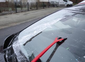 ADAC gibt Tipps zur situativen Winterreifenpflicht und warnt vor Bußgeldern Eiskratzen