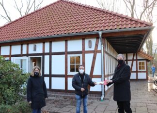 Wiederaufbau abgeschlossen: Stadt übergibt Sauna an Betreiber