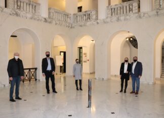 Ein „Weihnachtsgeschenk“: Zeitkapsel an Bauherrn des „Kronsberger Hofs“ übergeben