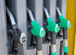 Preise für Super und Diesel steigen zum Jahresende Zapfsäule Tankstelle