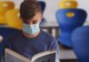 Schüler mit Maske