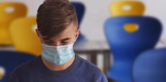 Schüler mit Maske