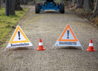 Hannover Airport: Alljährlicher Baumrückschnitt um das Flughafengelände Baumarbeiten - Warnschilder
