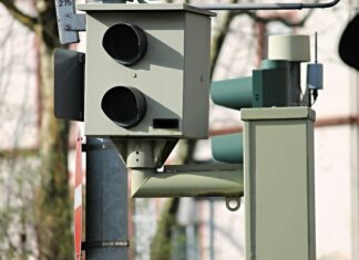 Polizei misst zwei Autofahrer mit über 160 Kilometern pro Stunde in 80er Zone Blitzer