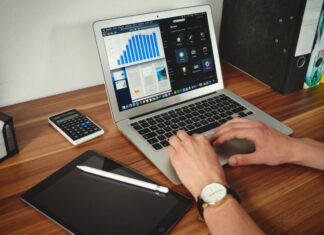 Fit im Umgang mit digitaler Technik Laptop