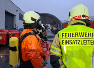 ABC Einsatz bei Entsorgungsbetrieb: Feuerwehr wird zu unbekannten Stoff gerufen, der mit Wasser reagiert