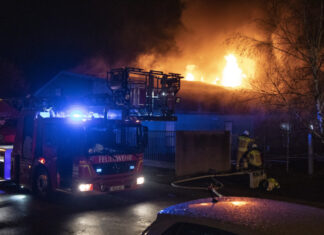 Wieder Großbrand in einer Lagerhalle in Langenhagen