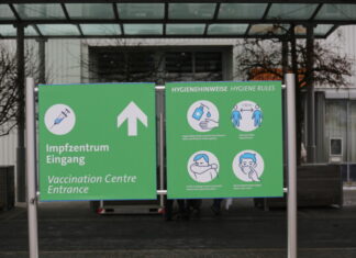 Impftaxi und Impflotsen – Ehrenamtliche Unterstützung wird sehr gut angenommen Schild Impfzentrum