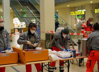Johanniter versorgen durch Schnee-Chaos gestrandete Bahnreisende in Hannover