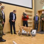 Ministerpräsident Stephan Weil informiert sich an der TiHo über den Einsatz von Corona-Spürhunden