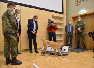 Ministerpräsident Stephan Weil informiert sich an der TiHo über den Einsatz von Corona-Spürhunden