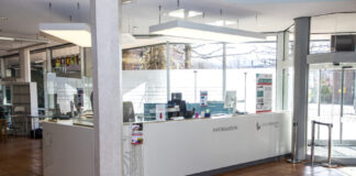 Der Infotresen im Foyer des Langenhagener Rathauses.