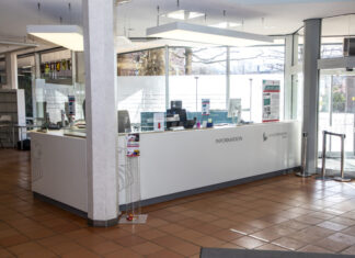 aha-Restmüllsäcke für 2023 gibt’s gegen Gutschein an der Rathaus-Information Der Infotresen im Foyer des Langenhagener Rathauses.