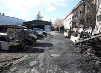Hoher Sachschaden nach Brand mehrerer Fahrzeuge