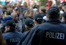 Mehrere Tausend Menschen demonstrieren in Hannover friedlich Demo - Polizei