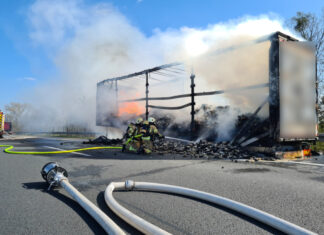Feuer auf Autobahn A2: Sattelauflieger brennt in voller Ausdehnung LKW brennt