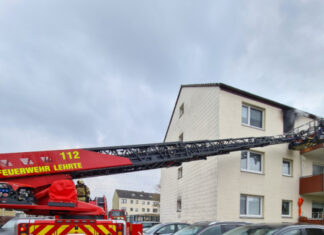 Küchenbrand durch Fritteuse – Feuerwehr rettet Anwohner und 2 Katzen vom Balkon