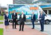 Martina Saurin, Andreas Fischer, Professor Dr. Michael Manns, Professor Dr. Frank Lammert und Minister Björn Thümler vor einem Plakat der MHH-Pflegekampagne.