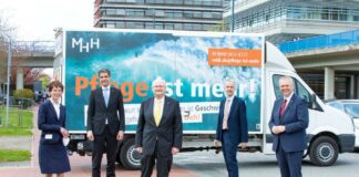 Martina Saurin, Andreas Fischer, Professor Dr. Michael Manns, Professor Dr. Frank Lammert und Minister Björn Thümler vor einem Plakat der MHH-Pflegekampagne.